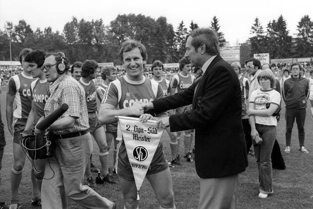 SV Darmstadt 98 - Stuttgarter Kickers: Mannschaftskapitän Walter Bechtold (Darmstadt) bekommt den Wimpel für die Meisterschaft der 2. Bundesliga Süd