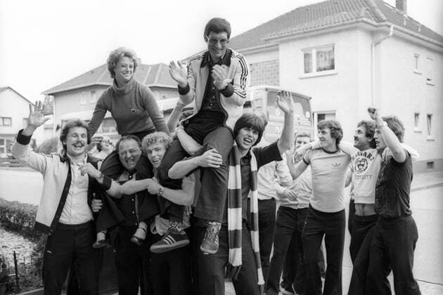 Der SV Darmstadt 98 steigt in die 1. Bundesliga auf: Die Spieler tragen Trainer Lothar Buchmann auf Schultern