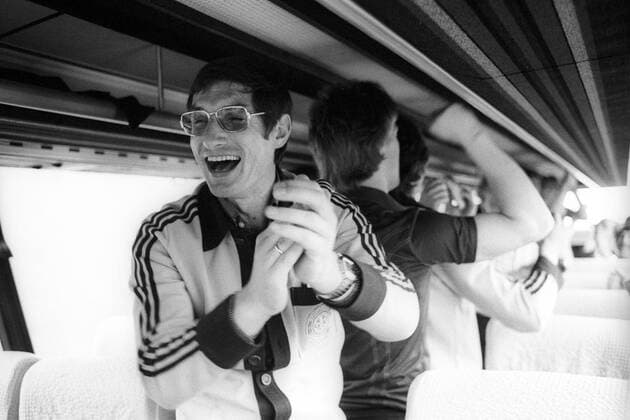 Der SV Darmstadt 98 steigt in die 1. Bundesliga auf: Die Mannschaft feiert auf dem Heimweg im Bus, Trainer Lothar Buchmann