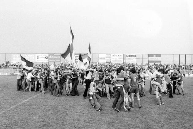 Fans vom SV Darmstadt 98 feiern auf dem Spielfeld den Aufstieg in die 1. Bundesliga