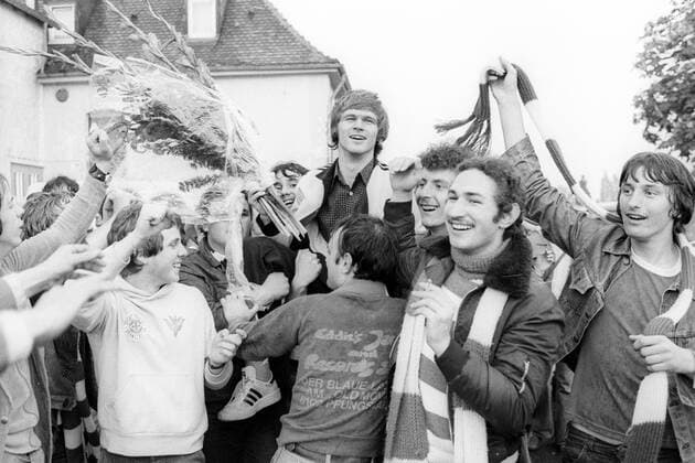 Der SV Darmstadt 98 feiert den Aufstieg in die 1. Bundesliga: Peter Cestonaro Wird von Fans getragen