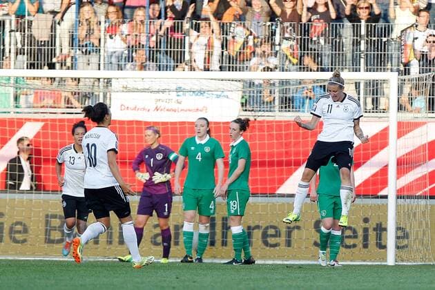 Fussball, Frauen WM-Qualifikation, Deutschland - Republik Irland, v.li.: Celia Sasic (Deutschland), Dzsenifer Marozsan (Deutschland), Emma Byrne (Irland), Loise Quinn (Irland), Karen Duggan (Irland), Anja Mittag (Deutschland) mit Torjubel, celebrate the goal, goal celebration, Jubel über das Tor zum 2:0. xfsx