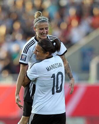 Fussball, Frauen WM-Qualifikation, Deutschland - Republik Irland, v.li.: Anja Mittag (Deutschland) mit Torjubel, celebrate the goal, goal celebration, Jubel über das Tor 2:0, mit Dzsenifer Marozsan (Deutschland) xmrx