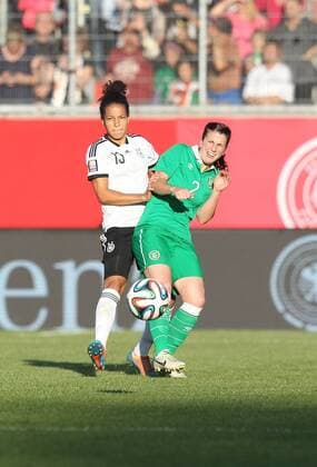 Links Celia Sasic ( Deutschland ) rechts Niamh Fahey ( Irland ) Deutschland vs.Irland, Fussball, WM Qualifikationsspiel, 17.09.2014 EP_HLR