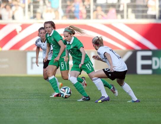 Dora Gorman ( Irland ) Julie-Ann Russell ( Irland ) Kathrin Hendrich ( Deutschland ) Deutschland vs.Irland, Fussball, WM Qualifikationsspiel, 17.09.2014 EP_HLR