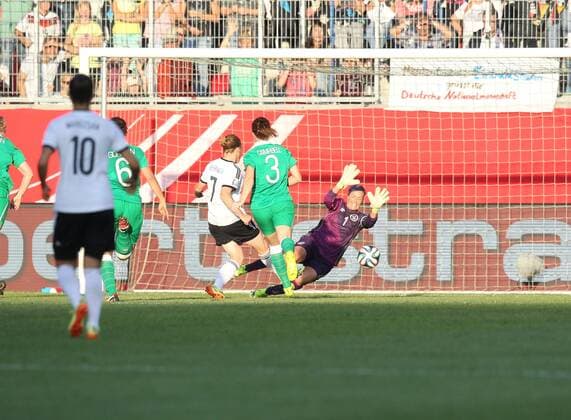 Melanie Behringer ( Deutschland ) schiesst das 1:0 vs Emma Byrne ( Irland ) Deutschland vs.Irland, Fussball, WM Qualifikationsspiel, 17.09.2014 EP_HLR