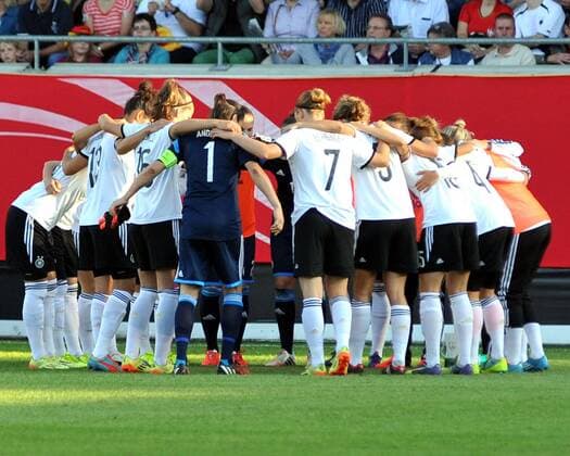 Die Deutschen Spielerinnen bilden vor dem Spiel einen Kreis. Deutschland, Heidenheim: Fussball, DFB Frauen-Nationalmannschaft: WM-Qualifikation Deutschland - Irland am 17.09.2014, Voith-Arena.