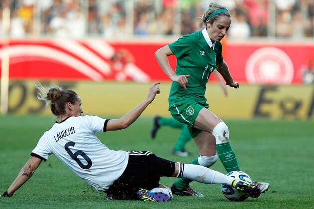Fussball, Frauen WM-Qualifikation, Deutschland - Republik Irland, v.li.: Simone Laudehr (Deutschland) im Zweikampf, Duell, duel, tackle mit Julie Ann Russell (Irland) xfsx
