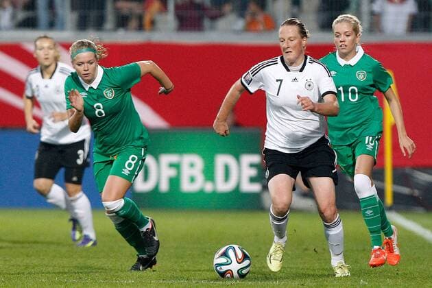 Fussball, Frauen WM-Qualifikation, Deutschland - Republik Irland, v.li.: Ruesha Littlejohn (Irland), Melanie Behringer (Deutschland), Denise O Sullivan (Irland) xfsx