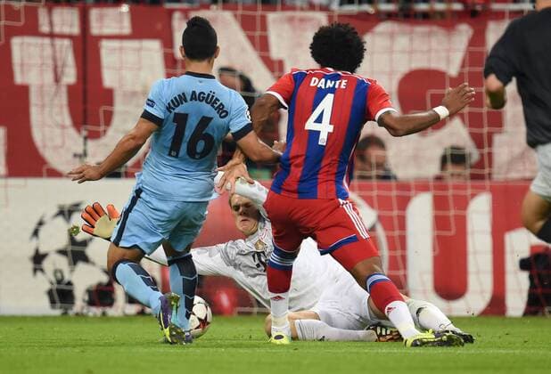 17.09.2014, Fussball, Saison 2014 15, UEFA Champions League, Vorrunde, FC Bayern München - Manchester City Kun Aguero, Kun Agüero (Manchester City), li., gegen Torwart Manuel Neuer (Bayern München), rechts Dante (Bayern München)