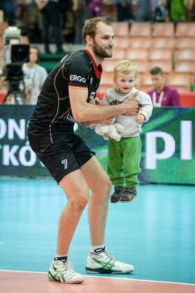 Kattowitz, Dirk Westphal with a child  EN_01145688_0034
