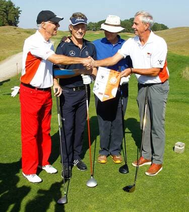 Wimpeltausch - v.li. Franz Beckenbauer (Deutschland),Bernhard Langer (Deutschland),Wijnand Pon (Niederlande),Johan Cruyff (Niederlande) - WINSTONgolf Senior Open 2014 in Vorbeck bei Schwerin - Deutschland, Golf, Mann, Männer,18.09.2014