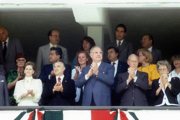 WM Finale 1986 in Mexiko City, auf der Ehrentribüne v.li.: Staatspräsident Miguel de la Madrid Hurtado (Mexiko), Bundeskanzler Helmut Kohl (BR Deutschland, CDU) und FIFA Präsident Joao Havelange (Brasilien)