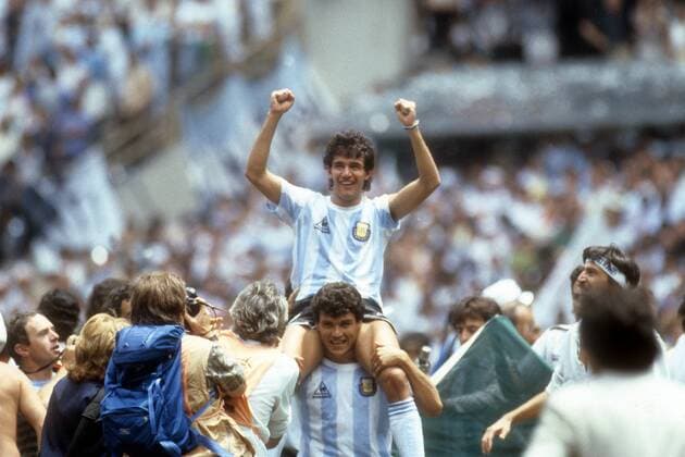 Schlussjubel Argentinien, Torschütze Jorge Luis Burruchaga wird gefeiert