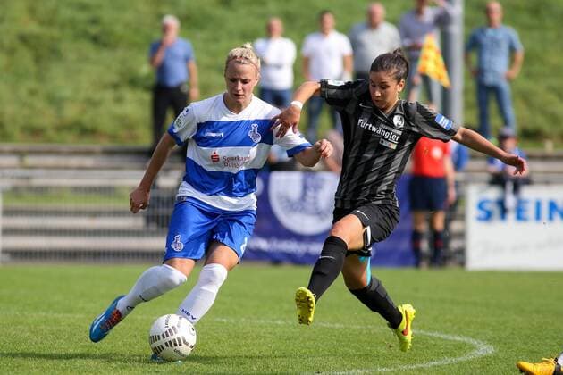 v.li.: Virginia Kirchberger (MSV Duisburg), Hasret Kayikci (SC Freiburg), Zweikampf, Duell, duel, tackle, Dynamik, Action, Aktion, Fussball, Allianz Frauen-Bundesliga, MSV Duisburg - SC Freiburg, xozx