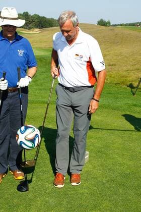 Johan Cruyff (Niederlande) jongliert einen Fußball mit dem Golfschläger - WINSTONgolf Senior Open 2014 in Vorbeck bei Schwerin - Deutschland, Golf, Mann, Männer,18.09.2014