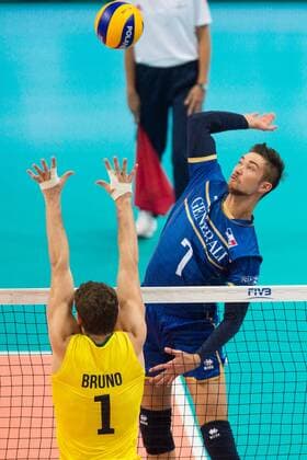 20.09.2014, Spodek, Kattowitz Volleyball, FIVB Volleyball Men s World Championship 2014, Halbfinale, Brasilien (BRA) vs. Frankreich (FRA) Block Bruno Rezende ( 1 BRA) - Angriff Kevin Tillie ( 7 FRA)