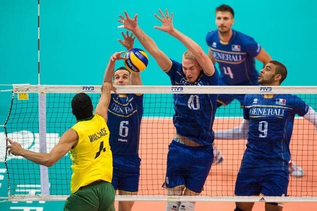20.09.2014, Spodek, Kattowitz Volleyball, FIVB Volleyball Men s World Championship 2014, Halbfinale, Brasilien (BRA) vs. Frankreich (FRA) Angriff Wallace de Souza ( 4 BRA) - Block Dreierblock Benjamin Toniutti ( 6 FRA), Kevin Le Roux ( 10 FRA), Earvin Ngapeth ( 9 FRA)
