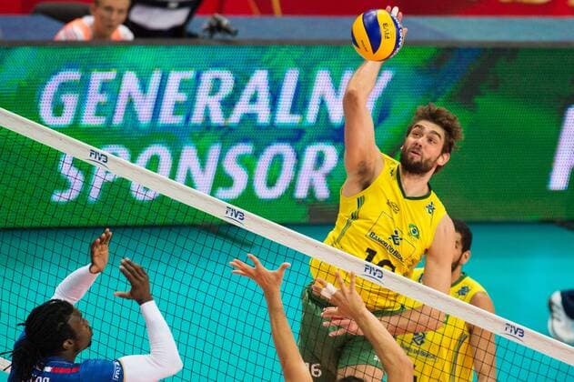 20.09.2014, Spodek, Kattowitz Volleyball, FIVB Volleyball Men s World Championship 2014, Halbfinale, Brasilien (BRA) vs. Frankreich (FRA) Angriff Lucas Saatkamp ( 16 BRA)