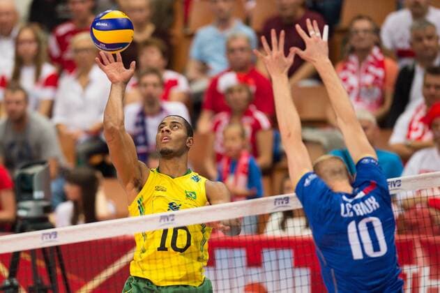 20.09.2014, Spodek, Kattowitz Volleyball, FIVB Volleyball Men s World Championship 2014, Halbfinale, Brasilien (BRA) vs. Frankreich (FRA) Angriff Ricardo Lucarelli Santos ( 10 BRA) - Block Kevin Le Roux ( 10 FRA)