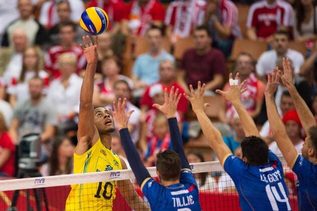 20.09.2014, Spodek, Kattowitz Volleyball, FIVB Volleyball Men s World Championship 2014, Halbfinale, Brasilien (BRA) vs. Frankreich (FRA) Angriff Ricardo Lucarelli Santos ( 10 BRA) - Block Dreierblock Kevin Tillie ( 7 FRA), Nicolas Le Goff ( 14 FRA), Antonin Rouzier ( 4 FRA)