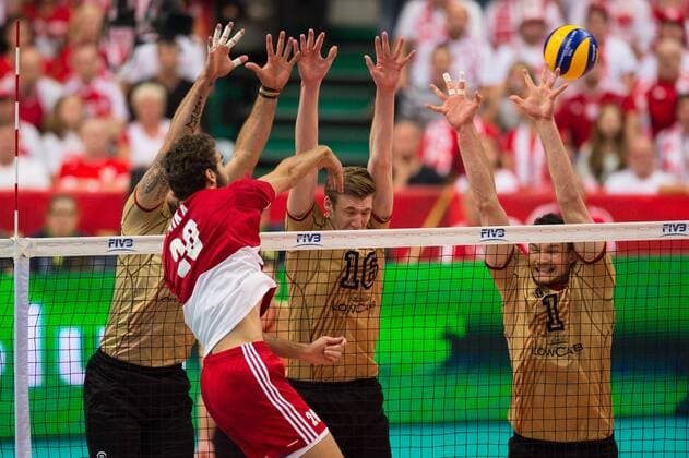 20.09.2014, Spodek, Kattowitz Volleyball, FIVB Volleyball Men s World Championship 2014, Halbfinale, Deutschland (GER) vs. Polen (POL) Angriff Mateusz Mika ( 20 POL) - Block Dreierblock Georg György Gyoergy Grozer ( 9 GER), Max Günthör Guenthoer ( 16 GER), Christian Fromm ( 1 GER)