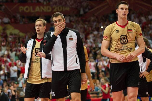 20.09.2014, Spodek, Kattowitz Volleyball, FIVB Volleyball Men s World Championship 2014, Halbfinale, Deutschland (GER) vs. Polen (POL) Sebastian Kühner Kuehner ( 5 GER), Tim Broshog ( 15 GER), Marcus Böhme Boehme ( 8 GER) enttäuscht enttaeuscht traurig nach der Niederlage