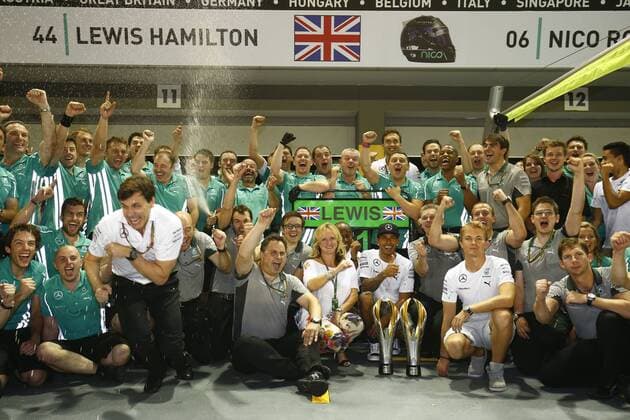 Motorsports: FIA Formula One World Championship 2014, Grand Prix of Singapore, team celebrates 1st place of 44 Lewis Hamilton (GBR, Mercedes AMG Petronas F1 Team), xHOCHxZWEIx