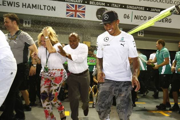 Motorsports: FIA Formula One World Championship 2014, Grand Prix of Singapore, 44 Lewis Hamilton (GBR, Mercedes AMG Petronas F1 Team), Anthony Hamilton xHOCHxZWEIx