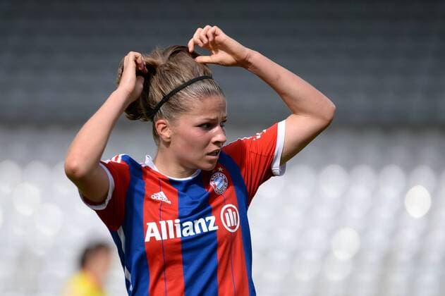 Fussball, Allianz Frauen-Bundesliga, FC Bayern München - TSG 1899 Hoffenheim, v.li.: Melanie Leupolz (FC Bayern München Damen) Einzelbild, Aktion, Action, xslx