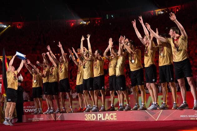 21.09.2014, Spodek, Kattowitz Volleyball, FIVB Volleyball Men s World Championship 2014, Siegerehrung 3. Platz Bronze Bronzemedaille: Team Deutschland Jochen Schöps Schoeps ( 10 GER) mit dem Pokal Trophy