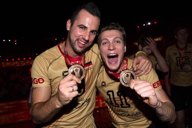 21.09.2014, Spodek, Kattowitz Volleyball, FIVB Volleyball Men s World Championship 2014, Siegerehrung Georg Grozer ( 9 GER), Lukas Kampa ( 11 GER) mit Medaille Bronzemedaille