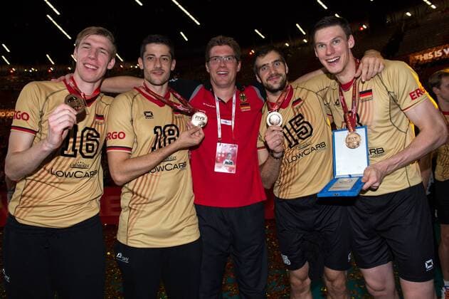21.09.2014, Spodek, Kattowitz Volleyball, FIVB Volleyball Men s World Championship 2014, Siegerehrung Max Günthör Guenthoer ( 16 GER), Michael Andrei ( 18 GER), Stefan Hübner Huebner (Co-Trainer GER), Tim Broshog ( 15 GER), Marcus Böhme Boehme ( 8 GER) mit Medaille Bronzemedaille Trophy