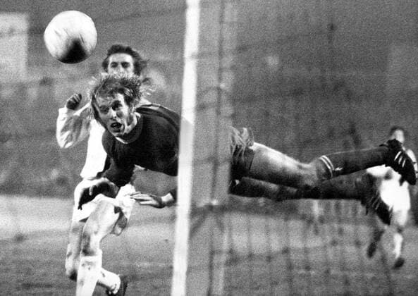 DFB-Pokal Viertelfinale, FC Schalke 04 - Borussia Mönchengladbach: Klaus Scheer (Schalke) trifft per Flugkopfball zum 1:0