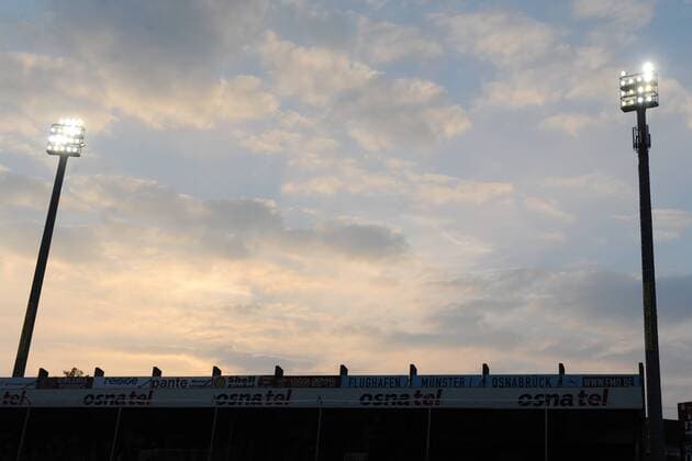 Fußball, Stadiongeschichte VfL Osnabrück Osnabrück, Deutschland 23. September 2014: 3. Liga 14 15 - VfL Osnabrück. Flutlichtmast in der osnatel-Arena. Mt