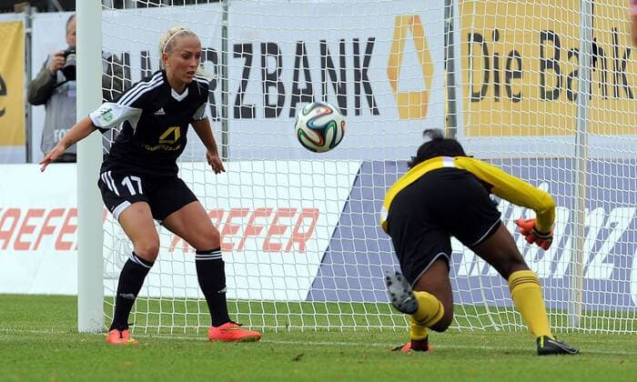 24.09.2014, xpsx, Fussball 1.Bundesliga Damen, 1.FFC Frankfurt - SC Sand, v.l. tor zum 2:0 für Frankfurt Mandy Islacker (1.FFC Frankfurt), Mallori Lofton-Malachi (SC Sand)