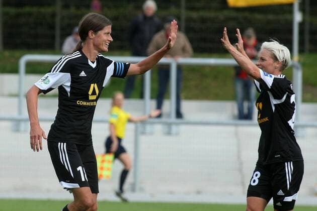 Allianz Frauen-Bundesliga, 4. Spieltag: 1. FFC Frankfurt - SC Sand am Mittwoch (24.09.2014) im Stadion am Brentanobad in Frankfurt am Main. Jubel nach 1:0 durch Kerstin Garefrekes (1. FFC Frankfurt, L), rechts Jessica Fishlock (1. FFC Frankfurt).