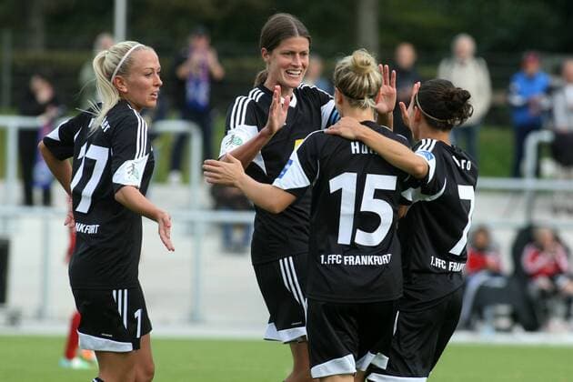 Allianz Frauen-Bundesliga, 4. Spieltag: 1. FFC Frankfurt - SC Sand am Mittwoch (24.09.2014) im Stadion am Brentanobad in Frankfurt am Main. Jubel nach 1:0 durch Kerstin Garefrekes (1. FFC Frankfurt, M), rechts Jessica Fishlock (1. FFC Frankfurt).