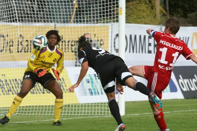Allianz Frauen-Bundesliga, 4. Spieltag: 1. FFC Frankfurt - SC Sand am Mittwoch (24.09.2014) im Stadion am Brentanobad in Frankfurt am Main. Celia Sasic (1. FFC Frankfurt), Torfrau Mallori Lofton-Malachi (SC Sand), Angela Migliazza (SC Sand).