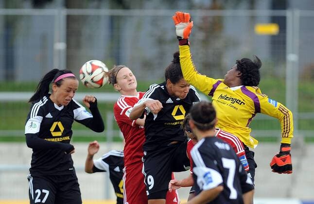 24.09.2014, xpsx, Fussball 1.Bundesliga Damen, 1.FFC Frankfurt - SC Sand, v.l. Peggy Kuznik (1.FFC Frankfurt), Julia Zirnstein (SC Sand), Mallori Lofton-Malachi (SC Sand)
