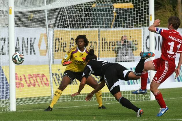 Allianz Frauen-Bundesliga, 4. Spieltag: 1. FFC Frankfurt - SC Sand am Mittwoch (24.09.2014) im Stadion am Brentanobad in Frankfurt am Main. Celia Sasic (1. FFC Frankfurt), Torfrau Mallori Lofton-Malachi (SC Sand), Angela Migliazza (SC Sand).