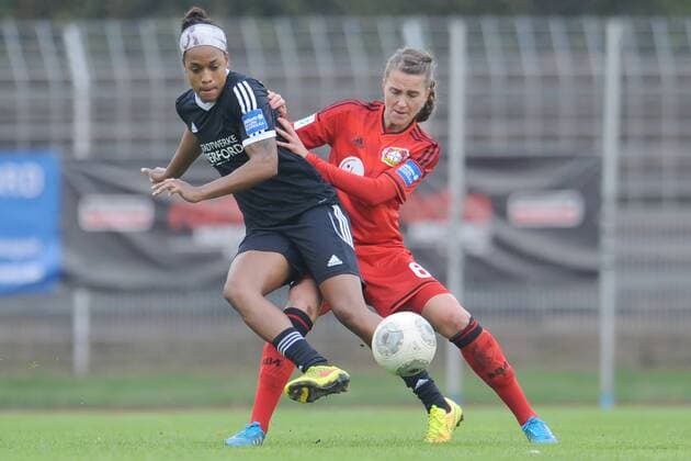 Herford, Deutschland 24. September 2014: 1. Bundesliga 14 15 - Herforder SV B. Friedenstal vs. Bayer 04 Leverkusen. Jessica McDonald (Herford) im Zweikampf gegen Valeria Kleiner (Leverkusen). mt