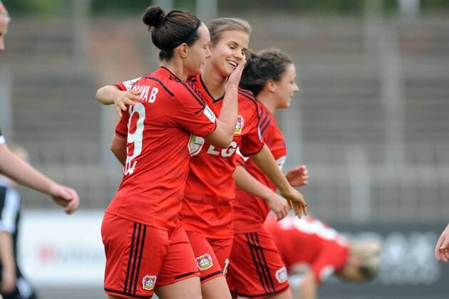 Herford, Deutschland 24. September 2014: 1. Bundesliga 14 15 - Herforder SV B. Friedenstal vs. Bayer 04 Leverkusen. Jubel Torjubel Torschuetze Torschütze Anna Gasper (Leverkusen) wir nach ihrem Tor zum 0:1 von Lisa Schwab (Leverkusen) umjubelt. mt