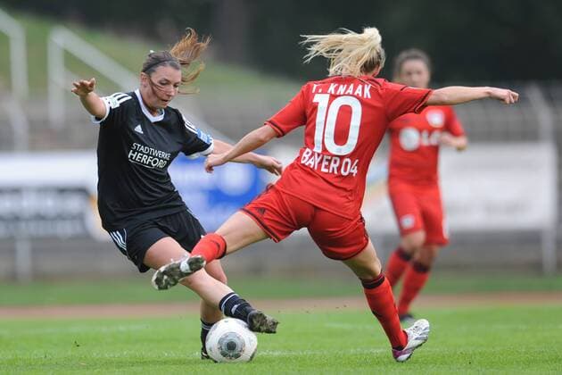 Herford, Deutschland 24. September 2014: 1. Bundesliga 14 15 - Herforder SV B. Friedenstal vs. Bayer 04 Leverkusen. Ashley Grove (Herford) im Zweikampf gegen Turin Knaak (Leverkusen). mt