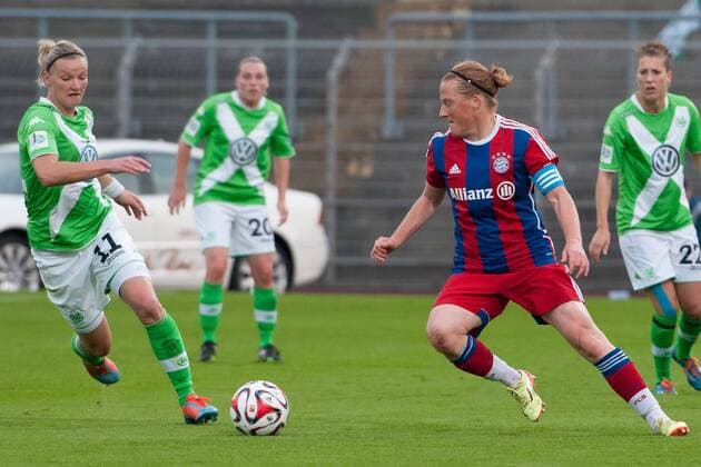 Fussball, Allianz Frauen-Bundesliga, VfL Wolfsburg - FC Bayern München, v.li.: Alexandra Popp (VfL Wolfsburg), Melanie Behringer (FC Bayern München) im Zweikampf, xobx