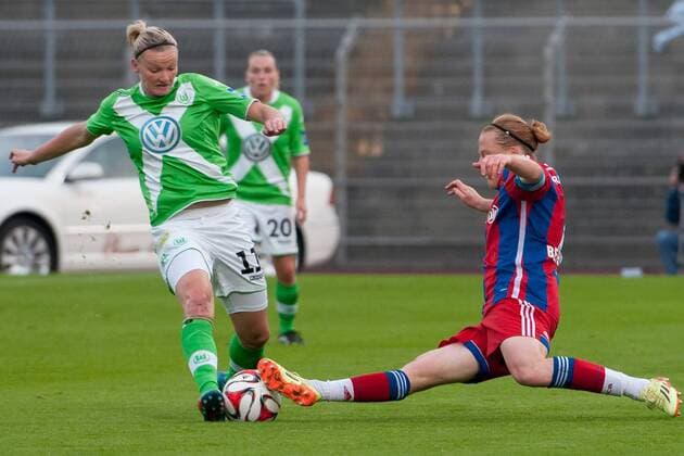 Fussball, Allianz Frauen-Bundesliga, VfL Wolfsburg - FC Bayern München, v.li.: Alexandra Popp (VfL Wolfsburg), Melanie Behringer (FC Bayern München) im Zweikampf, xobx