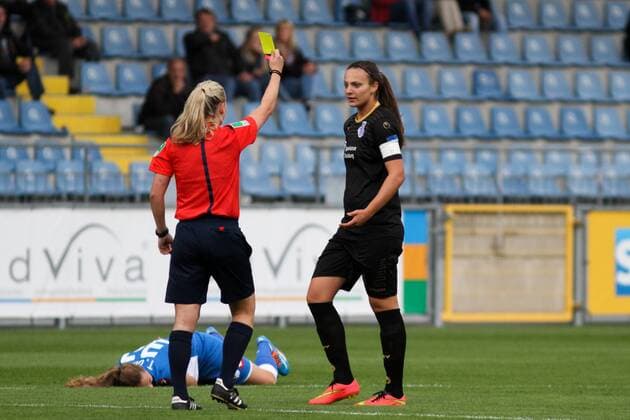 Ines Appelmann (Schiedsrichterin) zeigt Lucie Vonkova (MSV Duisburg) die Gelbe Karte, Verwarnung, Fussball, Allianz Frauen-Bundesliga, TSG 1899 Hoffenheim - MSV Duisburg, xozx