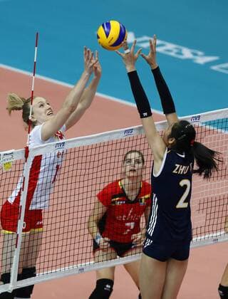 Lise Van Hecke (B) and Ting Zhu (C) in action during the FIVB Women s World Championship first round Pool D match China vs Belgium played at the Palaflorio in Bari, ITALY -25 09 2014 VOLLEYBALL : China vs Belgium - Bari - World Cup 2014 - 25 09 2014 MatteoCiambelli Panoramic 