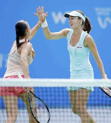 Martina Hingis of Switzerland, right, celebrates with Flavia Pennetta of Italy after scoring during the women s doubles semifinals of the 2014 WTA Tennis Damen Wuhan Open tennis tournament in Wuhan city, central China s Hubei province, 26 September 2014.  20140926_63206