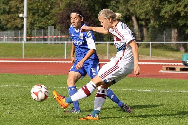 Fussball, DFB-Pokal der Frauen, TSV Schott Mainz - FC Bayern München, v.li.: Teodora Dragoescu (TSV Schott Mainz) im Zweikampf, Duell, duel, tackle mit Vanessa Bürki (FC Bayern München Damen) xfsx